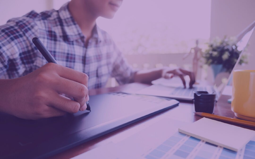 Un personne devant son ordinateur