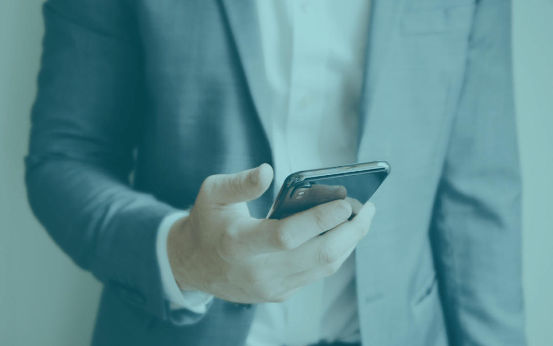 Un homme sur son téléphone
