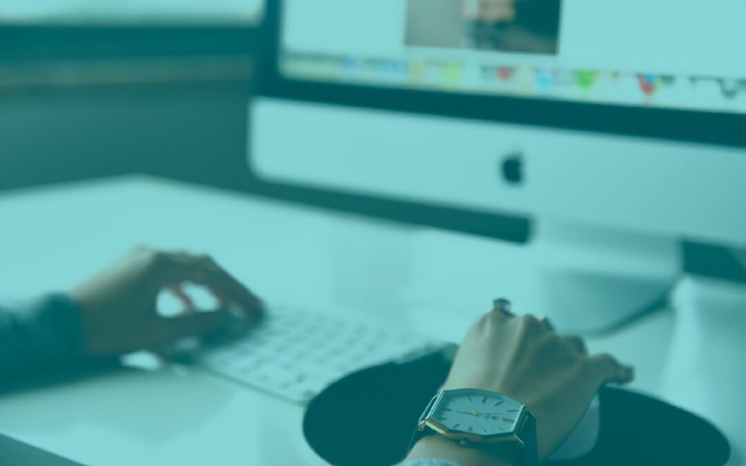 Un employé devant son ordinateur