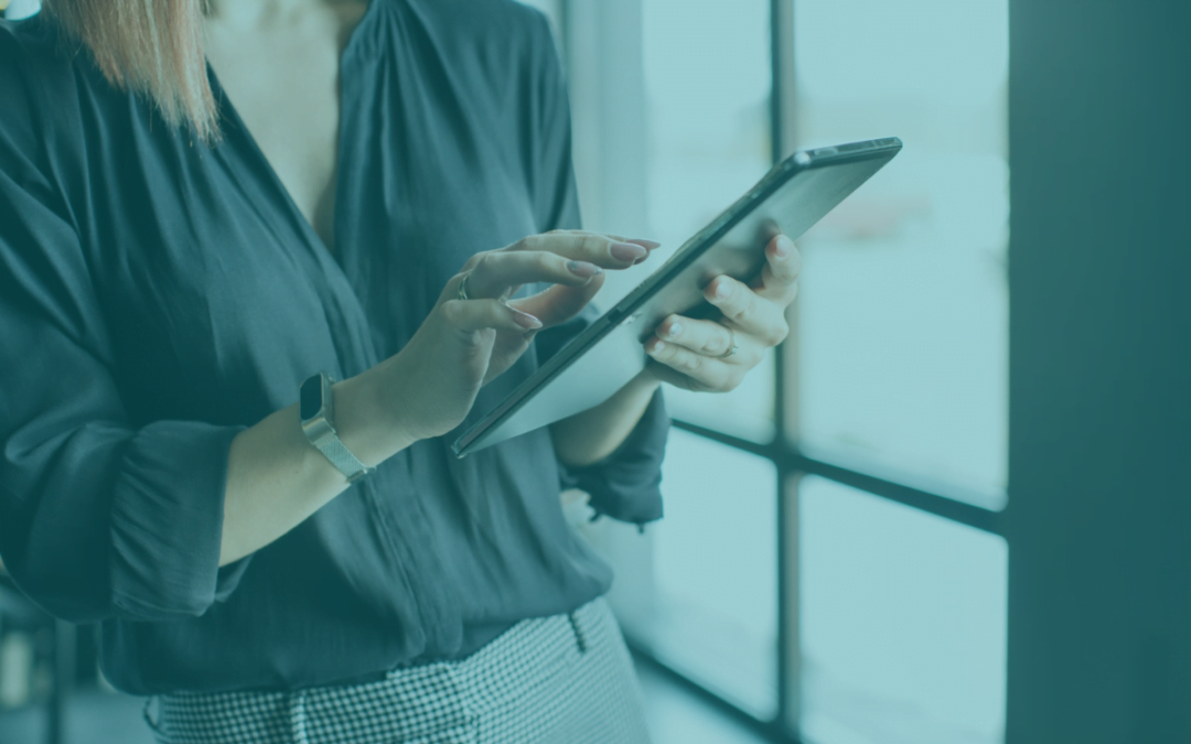 Une Dame avec une tablette entre les mains