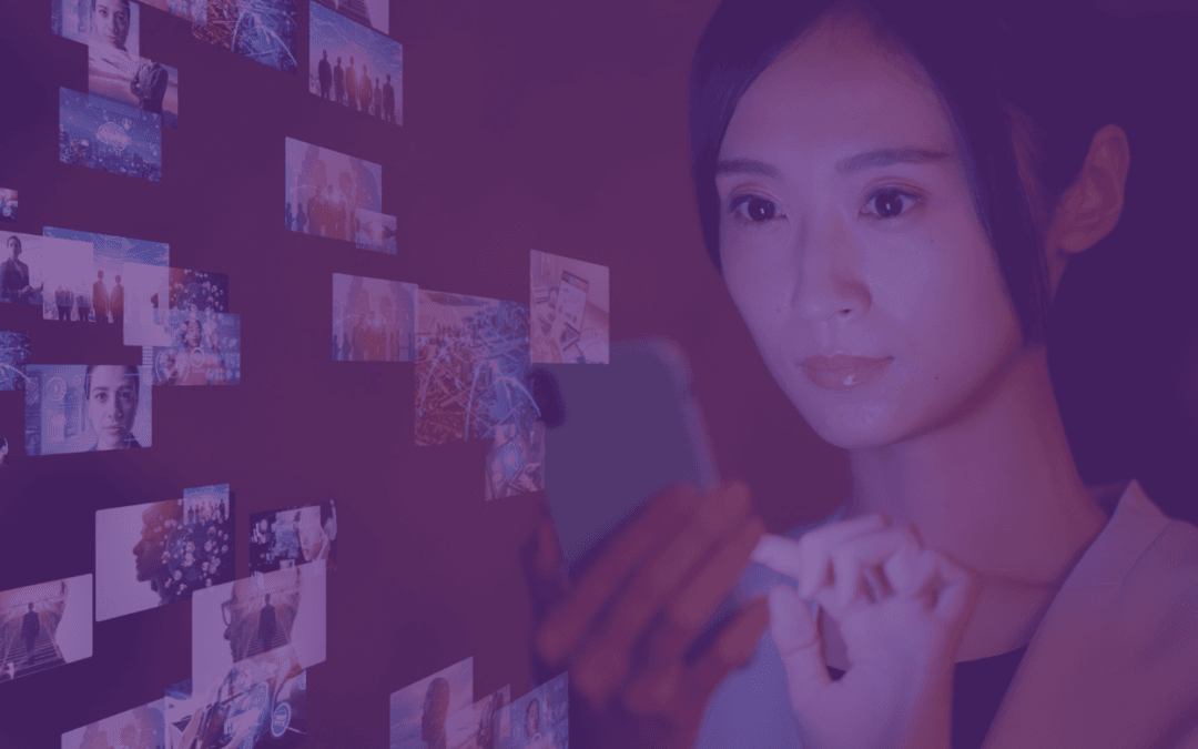 Une fille qui communique sur différents plateforme