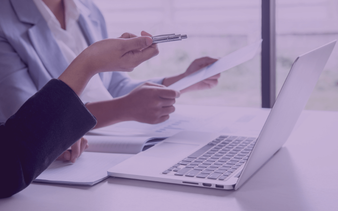 Deux personnes qui font une réunion