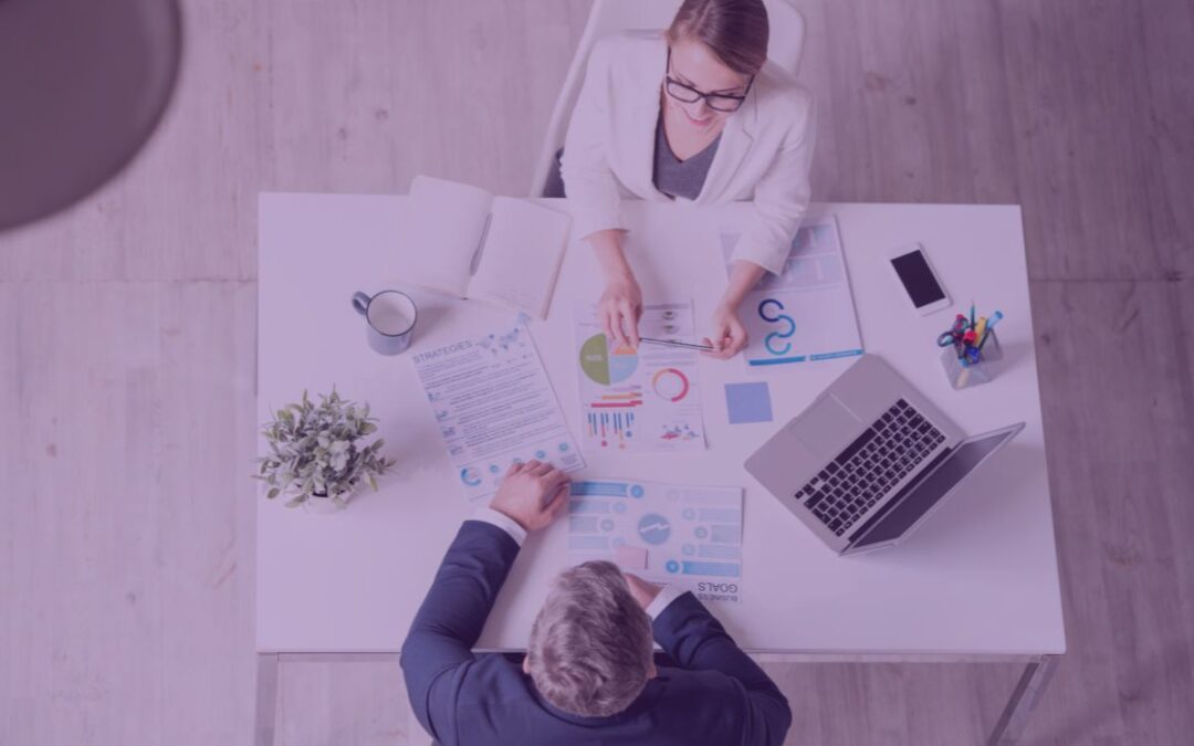 Deux personnes autour d'une table qui discutent d'une présentation de stratégie