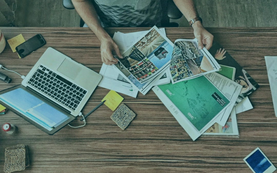 Une personne qui étudie ou qui met en place une stratégie de relance d'activité