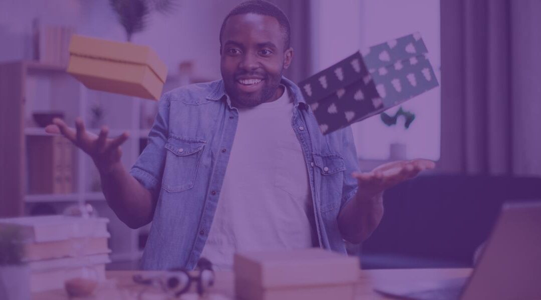 Une personne joyeuse qui balance deux objets