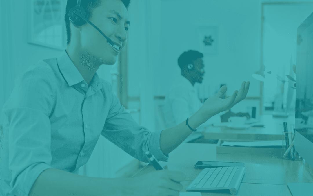 une personne qui parle au téléphone